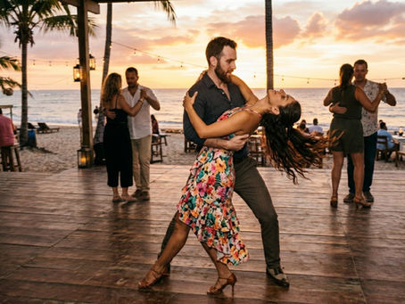 Paar tanzt Bachata – Nackenschmerzen und Physiotherapie Winterthur