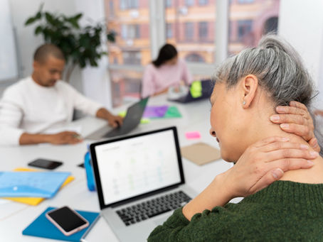 Nackenschmerzen im Homeoffice: Ursachen und Lösungen