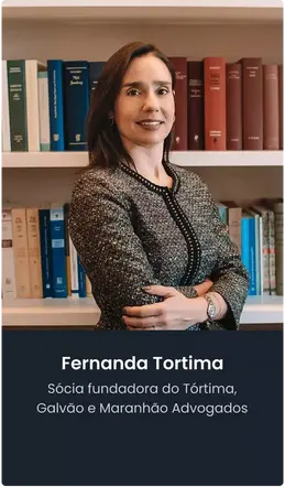 Retrato de Fernanda Tórtima, centralizada, sorrindo.