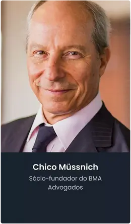 Retrato de Chico Müssnich, centralizado,  sorrindo levemente.