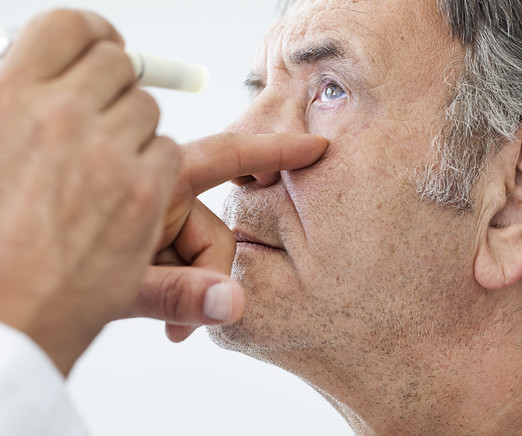 -glaucoma-dobra02-imagem02-examinando-olho-drdacio