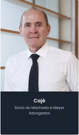 Retrato de Cajé, centralizado,  sorrindo.