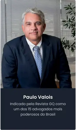 Retrato de Paulo Volois, centralizado,  sorrindo levemente.