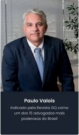 Retrato de Paulo Volois, centralizado, sorrindo levemente.