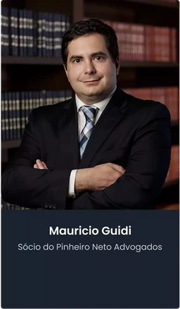 Retrato de Maurício Guidi, centralizado, sério.