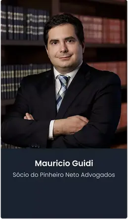 Retrato de Maurício Guidi, centralizado, sério.
