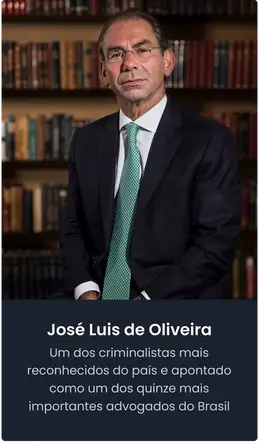 Retrato de José Luís de Oliveira, centralizado, sorrindo levemente.