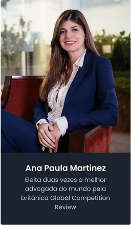 Retrato de Ana Paula Martinez, centralizada, sorrindo.