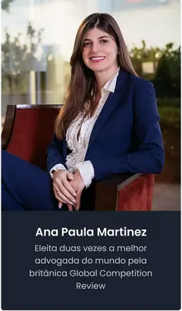 Retrato de Ana Paula Martinez, centralizada, sorrindo.