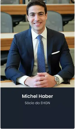 Retrato de Michel Haber, centralizado, sorrindo.