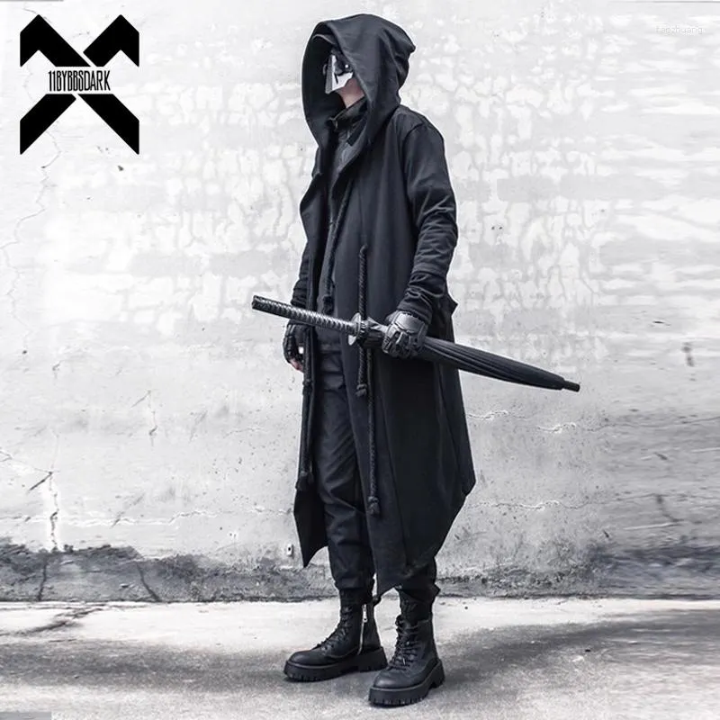 a long hooded black coat exemple