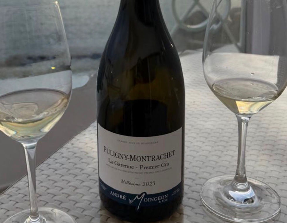 uma garrafa de vinho Puligny-Montrachet e duas taças
