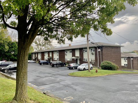 Estacionamiento de Crestwood junto a los edificios