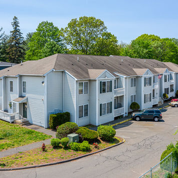 Vista completa del edificio de Pine Meadows