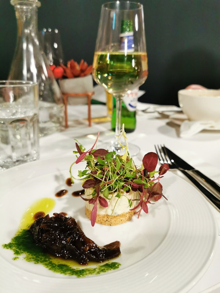 Savoury cheescake with chutney