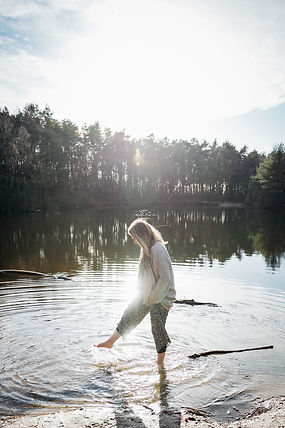 gelassene Frau bei Sonnenschein im See