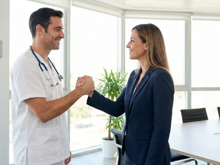 Medica saludando ejecutivo