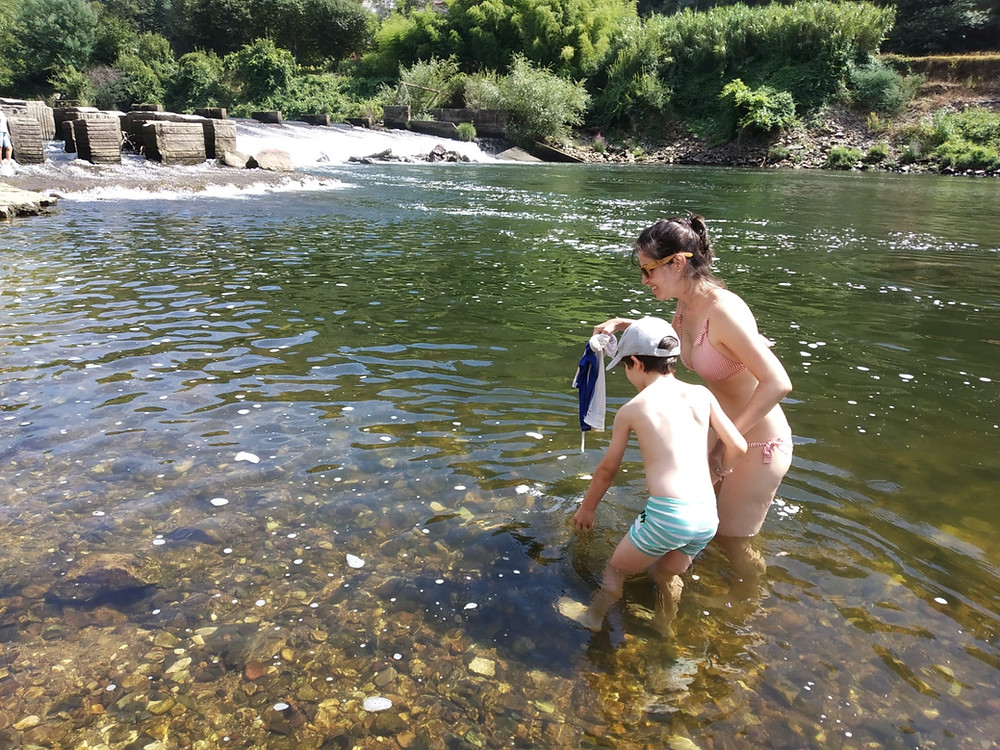 Praia fluvial com crianças