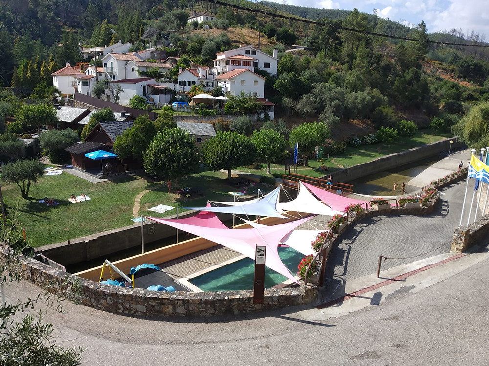 Praia fluvial com crianças