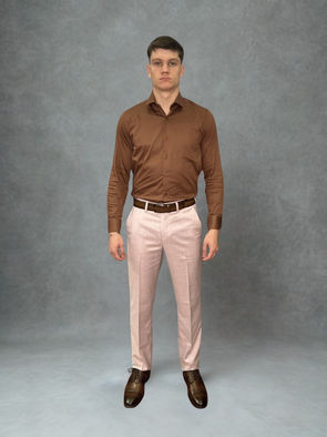 Modelo usando calça de linho e camisa social