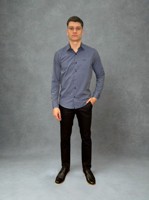 Modelo Masculino usando Calça Social com Camisa social
