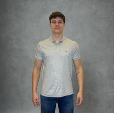 Homem vestindo Camiseta Polo Tommy Hilfiger Masculina Cinza Clássica - Lojas Via Condotti Porto Alegre e Canoas