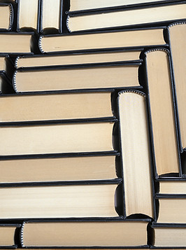 Gestapelte Hardcover-Bücher