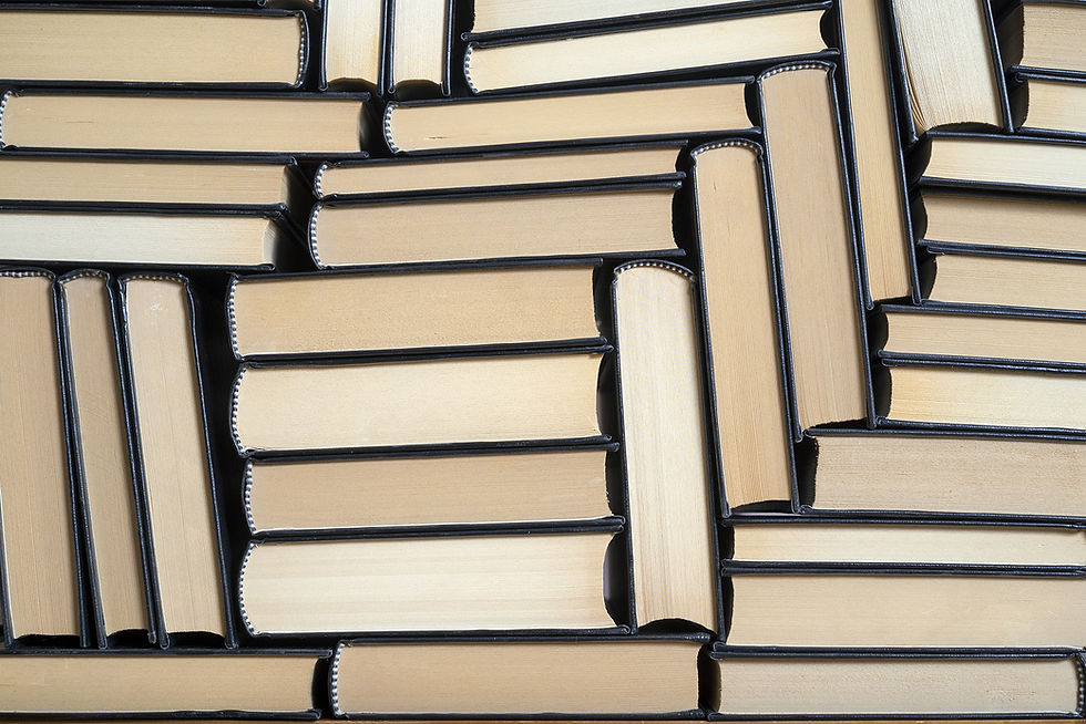 Libros de tapa dura apilados