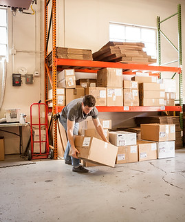 段ボール箱を持ち上げる労働者