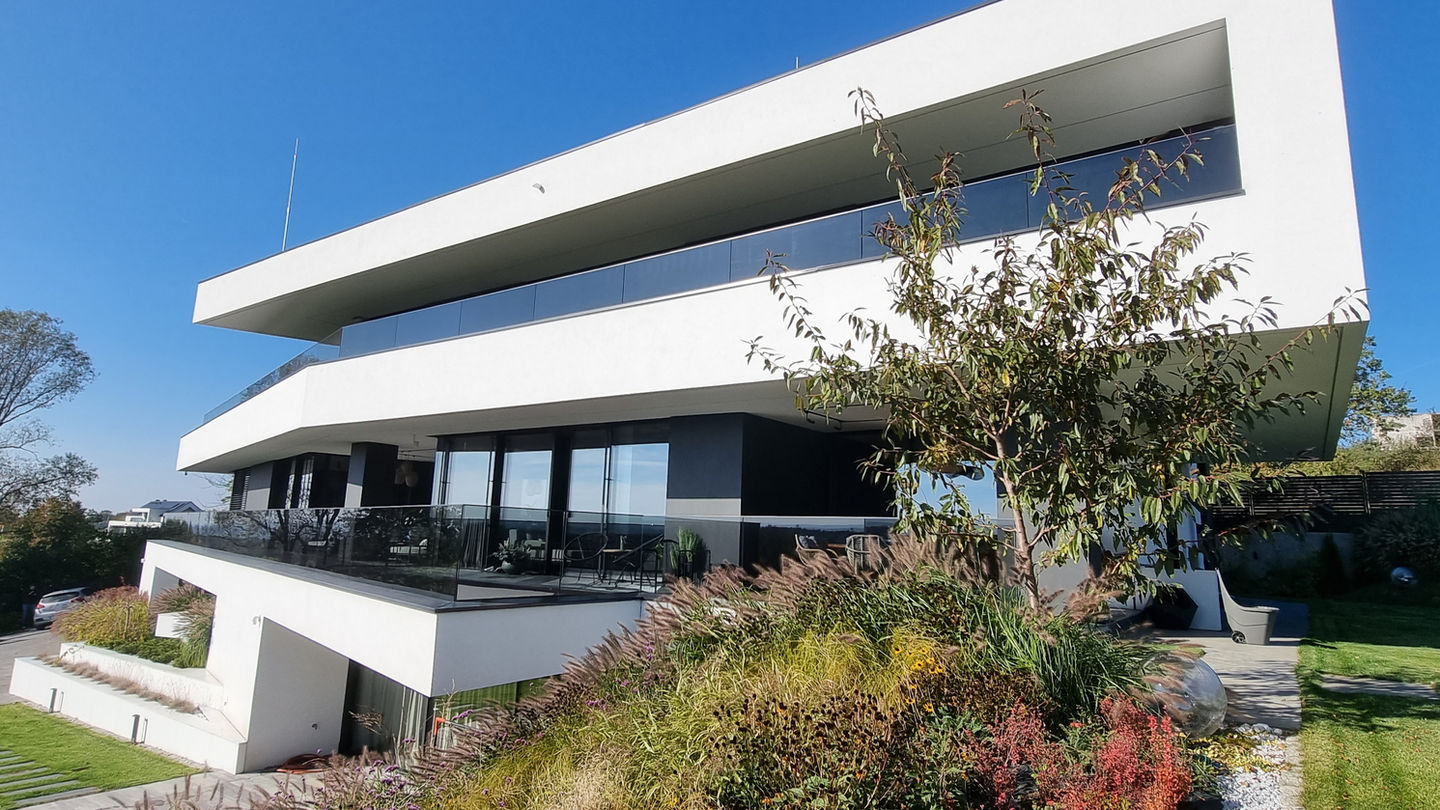 Side of the enormous villa with CB Aluminium System windows, systems used were: Yawal, Reynaers, Aluron