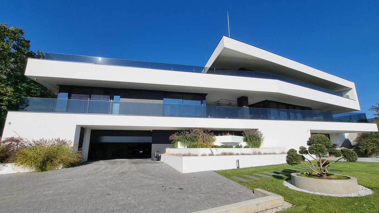 Przód ogromnej willi z oknami CB Aluminium System