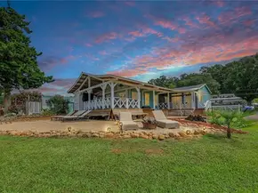 A Stylish Farmhouse-Style Retreat