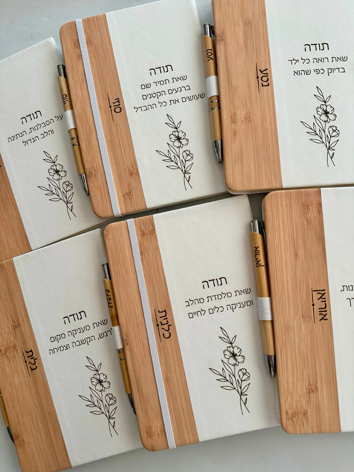 מחברת בשילוב במבוק עם חריטת לייזר