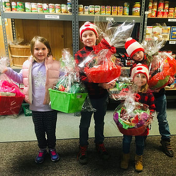 Holiday-home-shoolers-christmas-baskets.SQ_-600x600.jpg