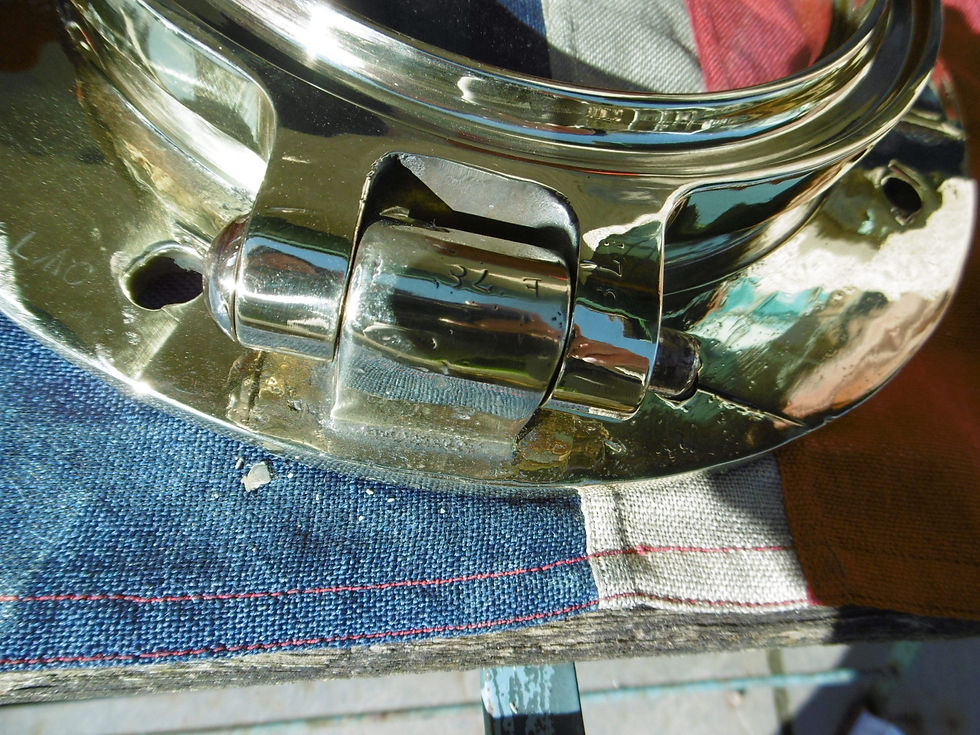 Thumbnail: Brass, slightly larger, 'one dog' opening porthole