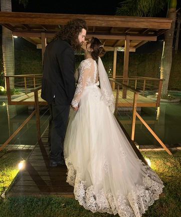 Vestido de noiva: Romance Eterno.
Terno: Coleção Moderna