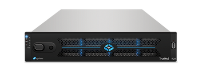 TrueNAS R20 – Kompakte 2U-Hybrid-Storage-Appliance mit Single-Controller, 12 Hot-Swap-Laufwerkschächten und bis zu 2 PB Kapazität. Ausgestattet mit bis zu 16 CPU-Kernen, 192 GB RAM sowie 2x 100GbE und optionalen Fibre Channel Anschlüssen für hohe Performance und flexible Netzwerkfähigkeit. Ideal für mittelgroße Unternehmensumgebungen, die zuverlässige und skalierbare Datenspeicherung benötigen.