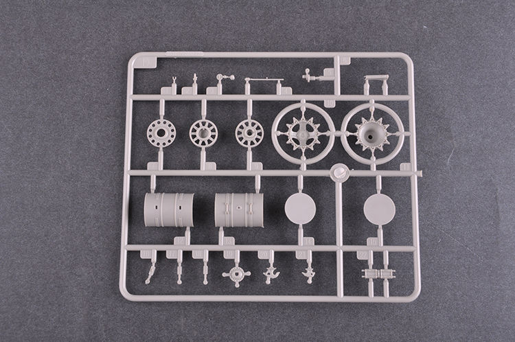 サムネイル： トランペッター 1/35 ロシア連邦軍 海軍歩兵 T-80BVM主力戦車 プラモデル 09588