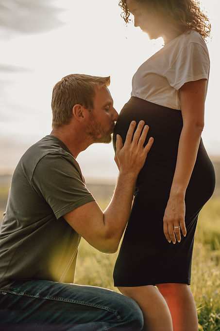 Babybauch Shooting im Sonnenuntergang