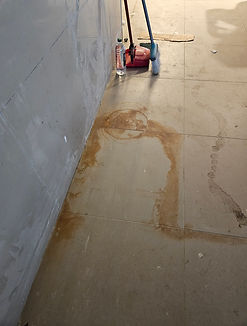 Sujidade desafiadora: ferrugem no piso após a obra