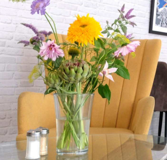 Blumenstrauß auf Kaffeetisch