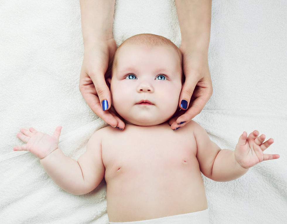 Osteopatia pediátrica: Osteopata aplicando técnicas em bebê