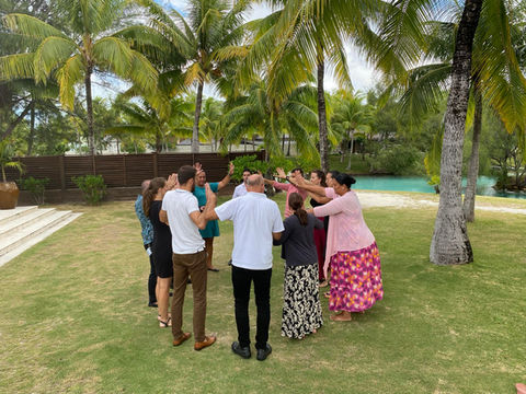 Audrey Zander leadership communication coach | A picture of a team, outside, in the grass, working with Audrey Zander the communication coach of Cannes, Nice and Monaco on how to lead with confidence and strengthen leadership presence