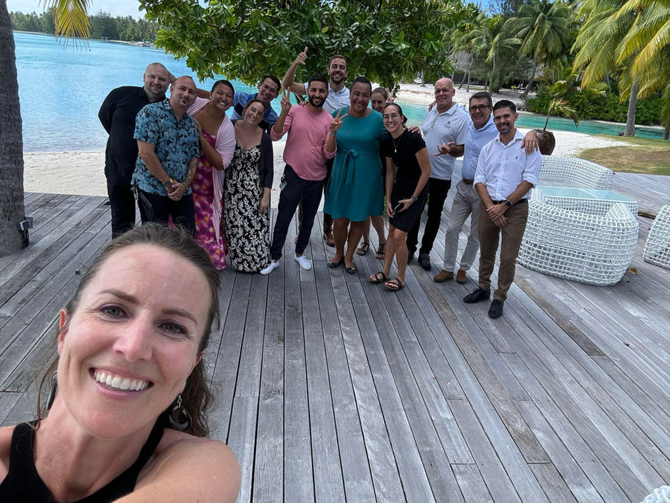 Audrey Zander leadership communication coach | Team building picture with a team in a team building day, learning how to overcome cross-cultural communication issues with Audrey Zander