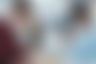 Berater und Kunde im Gespräch zur Cyberversicherung