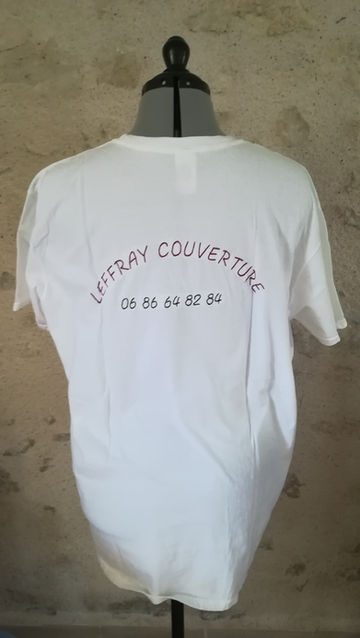 Broderies pour des tee-shirts d'entreprise.