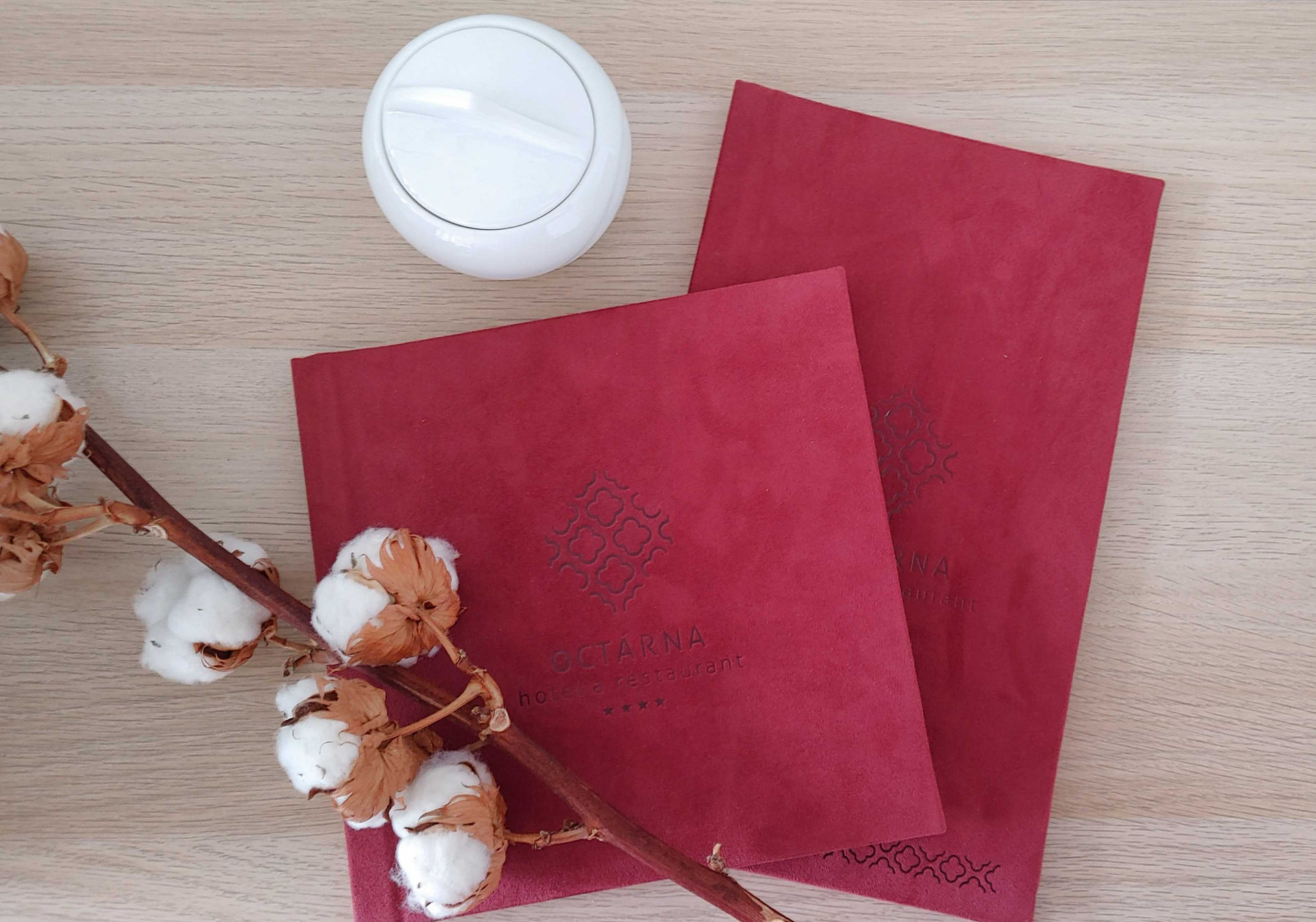 Menyer i VeganLeather i delikate farger