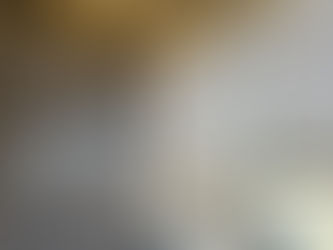 Modern yaşam alanında doğal ışığı yumuşatan stor perde ve S pile tül ile sade dekorasyon atmosferi
