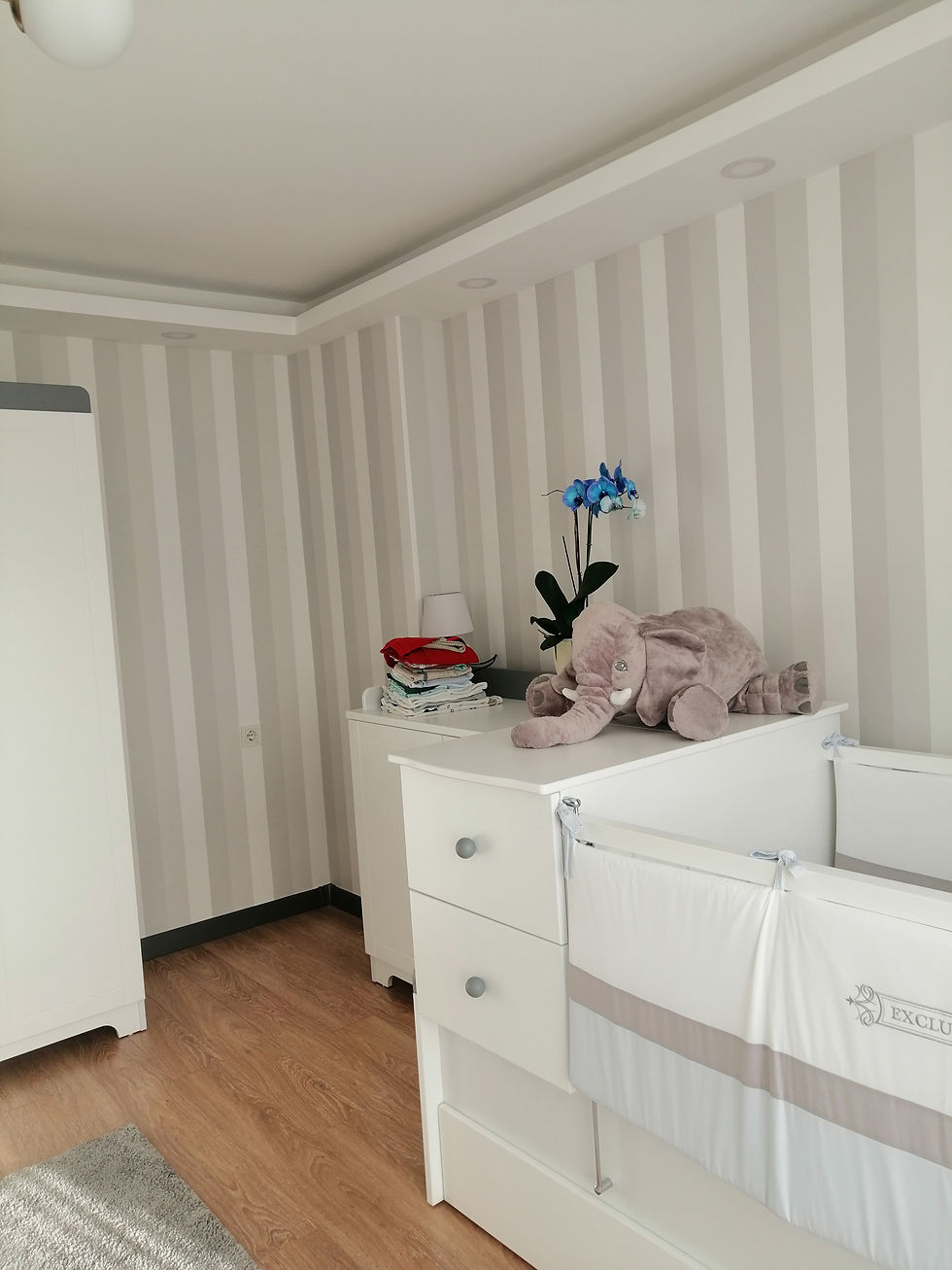 Küçük resim: Çizgili Çocuk Odası Duvar Kağıdı