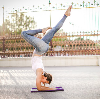 Lisa in der Yoga Asana "Unterarmstand" im wunderschönen Wien